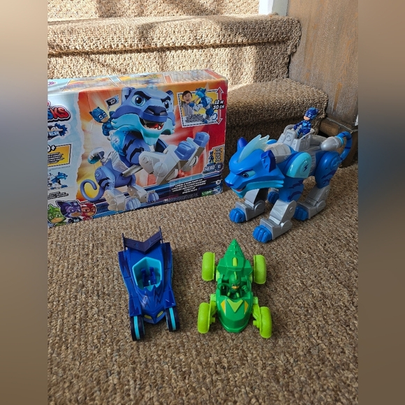 PJ Masks Animal Power  'Meet PJ Robot!' Book - Picture 3 of 6